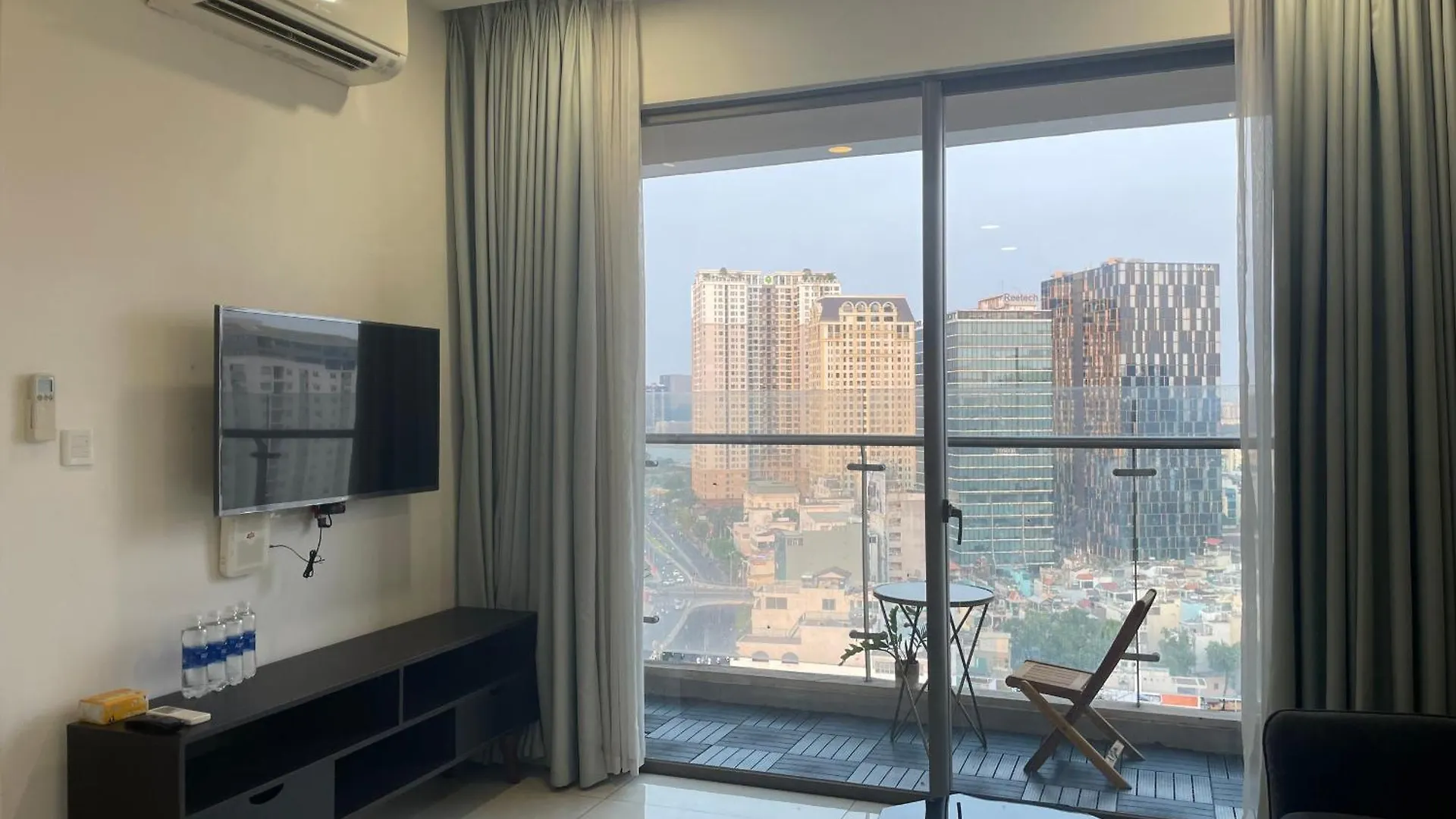 Luxurious 2-Bedroom Apartment District 4 ホーチミン市